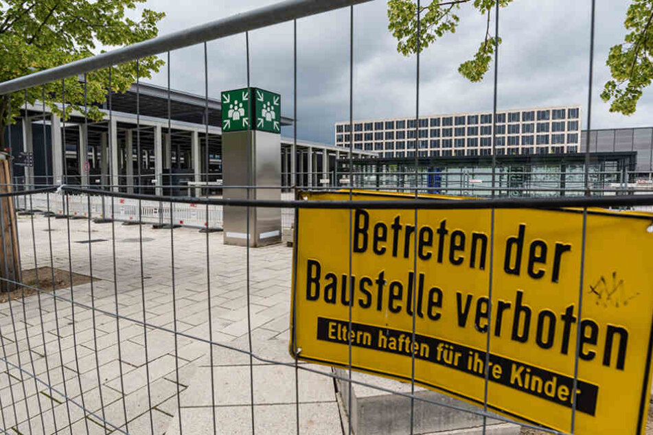 Im Oktober 2020 soll der Flughafen dann endlich in Betrieb gehen. Aktuell arbeiten dort noch fleißig die Bauarbeiter.