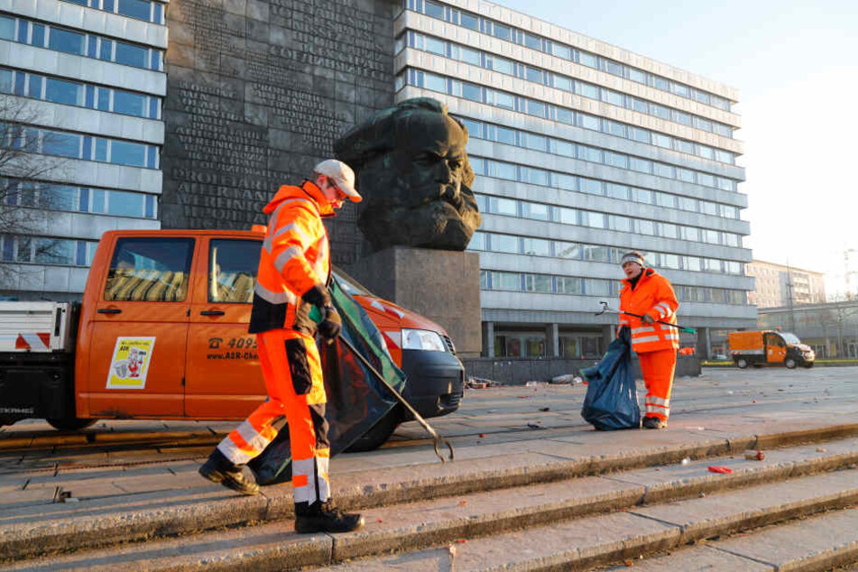 Nach dem Fest kommt das große Aufräumen: am Neujahrsmorgen war der ASR im Großeinsatz.