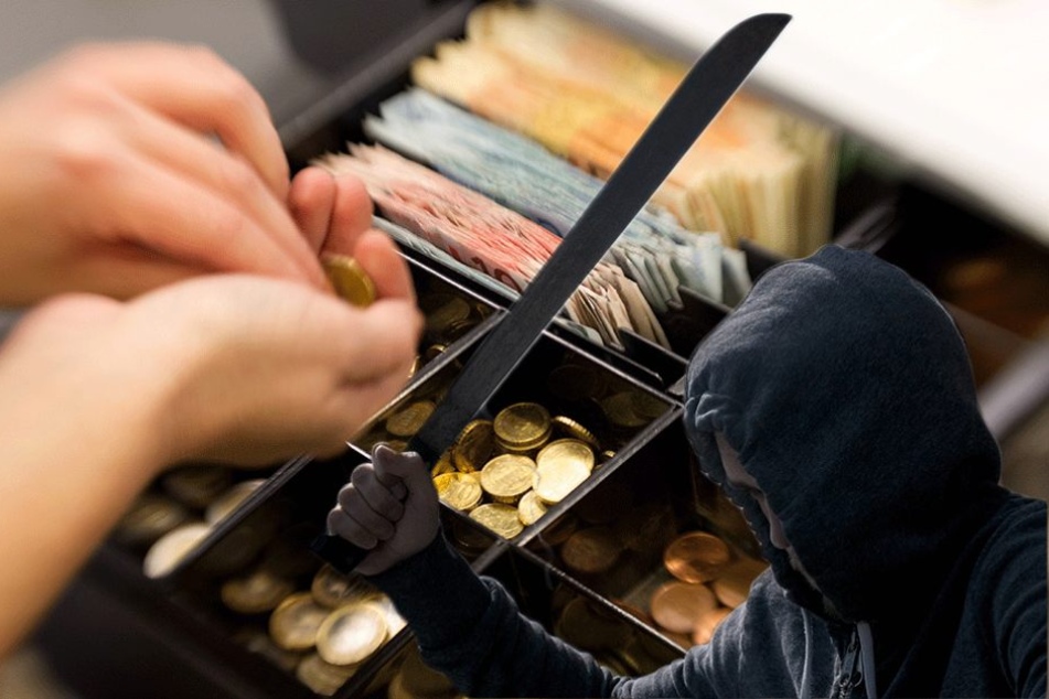 Am Mittwochabend plünderte ein mit Machete bewaffneter Mann eine Supermarktkasse.