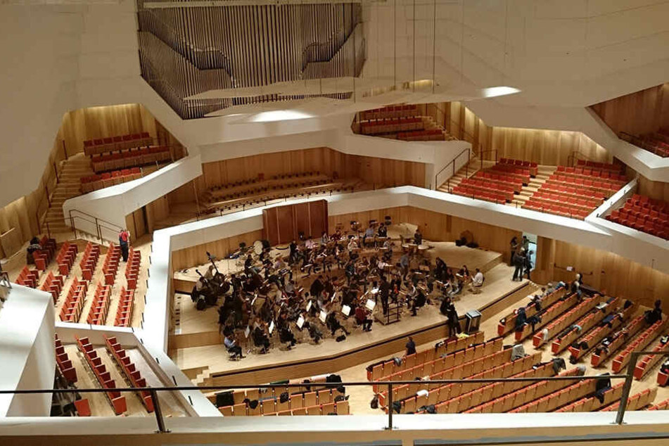 So sieht er aus, der so gut wie fertige neue Konzertsaal im Kulturpalast. Das Orchester der Dresdner Philharmonie während der ersten Probe am vergangenen Montag.