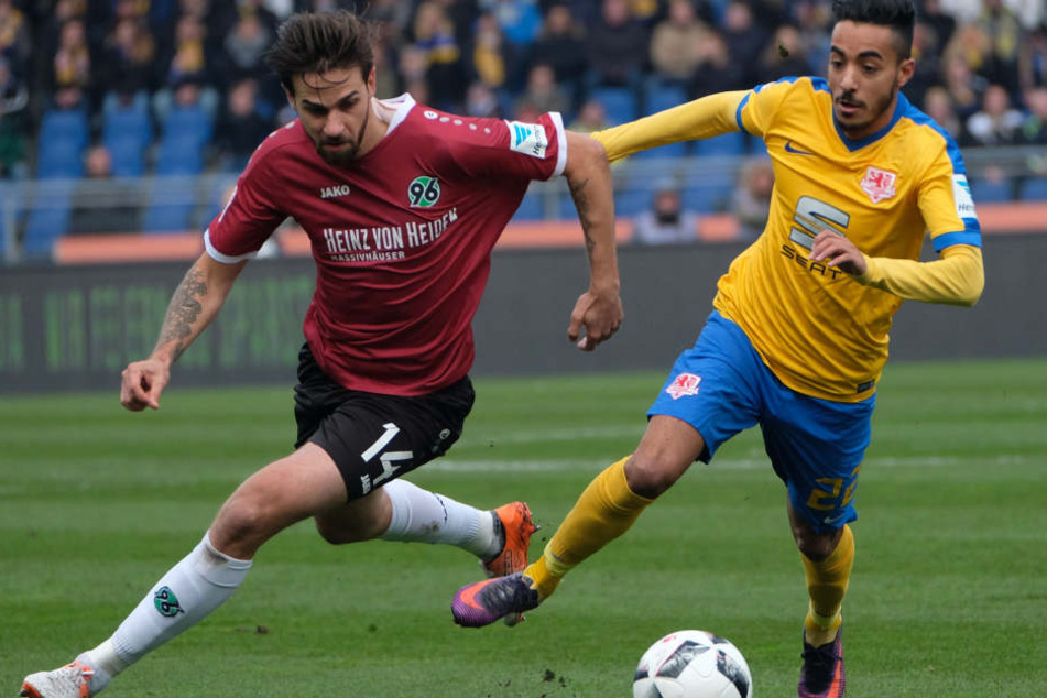 Salim Khelifi (r) im Duell mit Hannovers Martin Harnik. (Archivbild.)