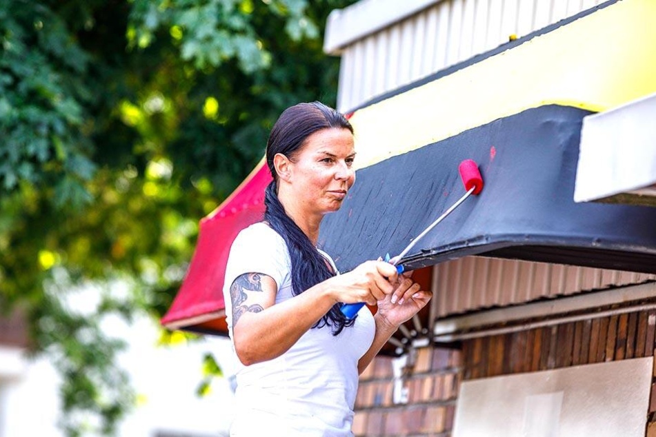 Wenn Susi (39) gerade nicht bedient, macht sie die Kneipe flott.
