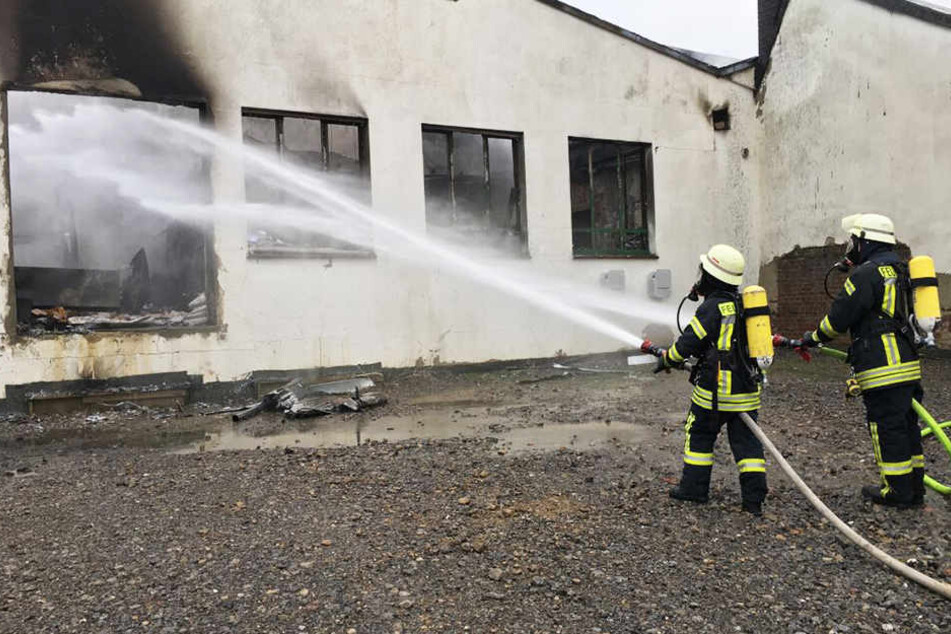 Durch massiven Einsatz von Löschwasser konnte die Ausbreitung auf das Objekt aber verhindert werden.
