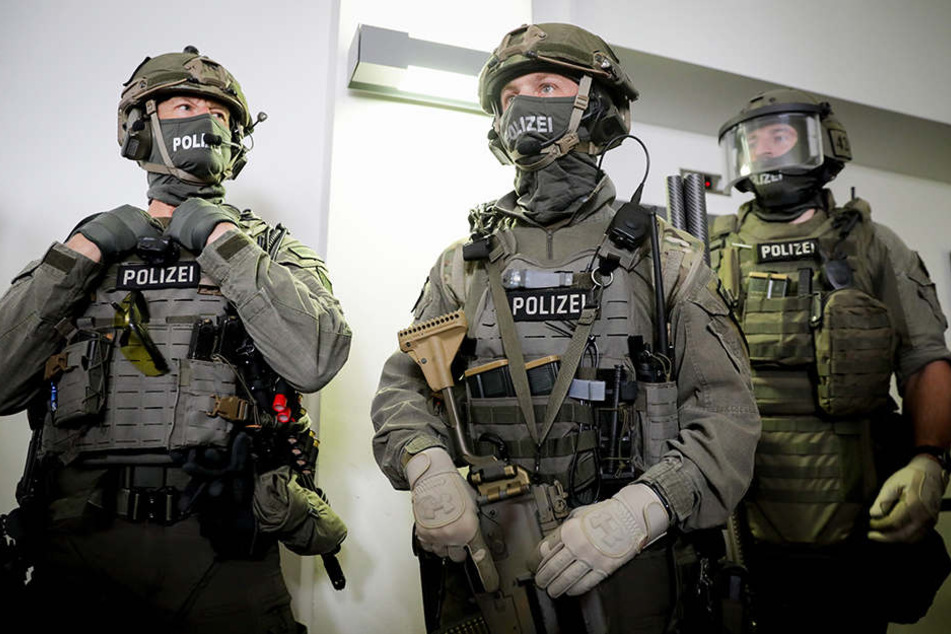 Männer einer GSG9-Einheit in voller Montur.