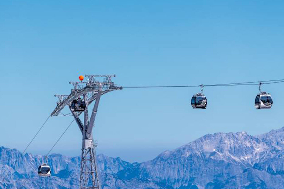 Ein Alptraum für jeden mit Höhenangst. 110 Menschen schaukeln in den Gondeln der defekten Seilbahn. (Symbolbild)