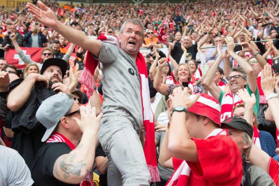 Sechster Aufstieg: Friedhelm Funkel feiert am 28. April mit Fans den Bundesliga-Aufstieg von Fortuna Düsseldorf nach einem 2:1-Sieg in Dresden.