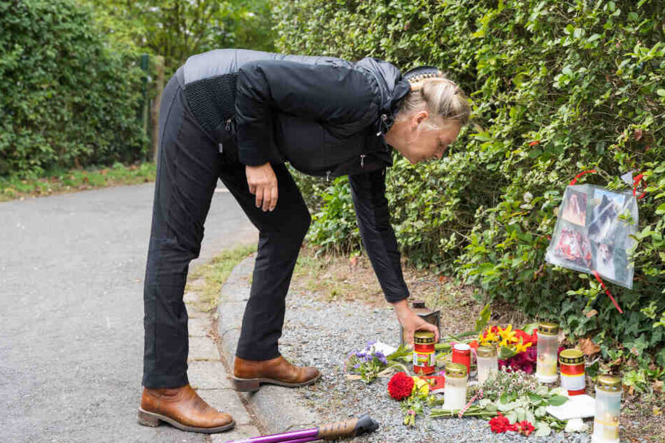 Die Halterin des getöteten Hundes stellt eine Kerze an dem Ort ab, an dem ihr Hund so tragisch ums Leben kam.