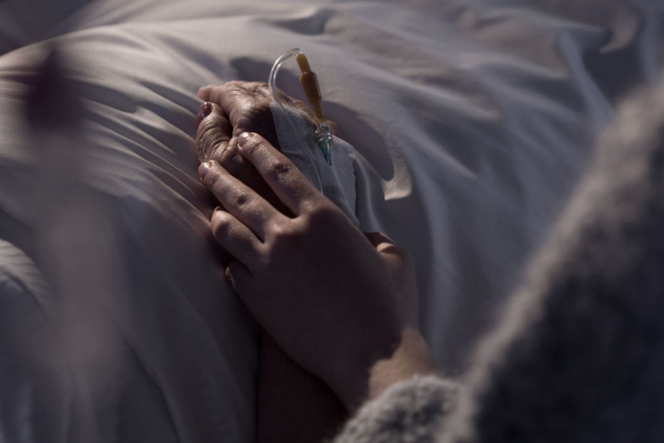 Mit schweren Hirnschäden liegt die 14-Jährige im künstlichen Koma.