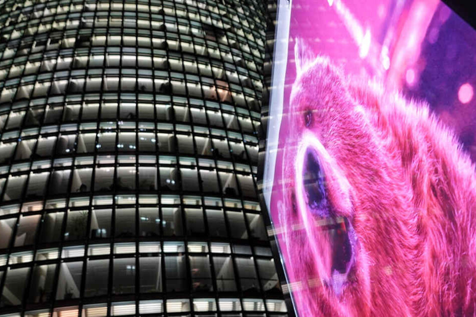Das Konterfei eines pinkfarbenen Bären erleuchtet den Potsdamer Platz.