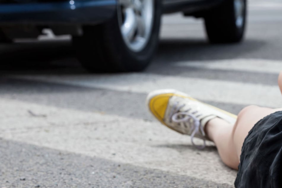 Als der 77-Jähriger das Mädchen mit dem Auto erfasste, blieb er mit einem Rad auf ihm stehen. (Symbolbild)