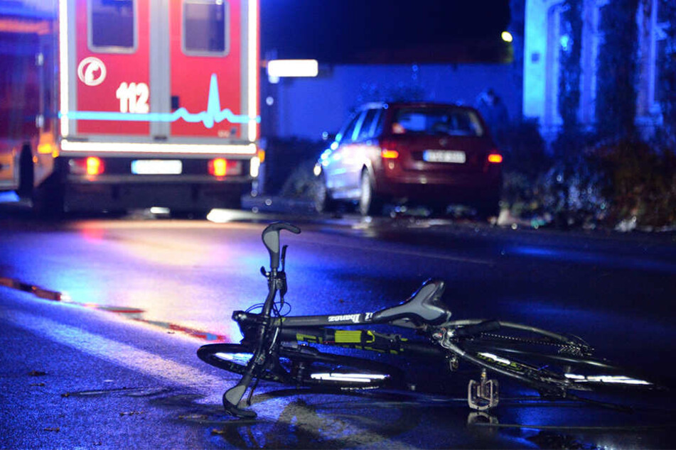 Der Radfahrer wurde von zwei Autos erfasst.