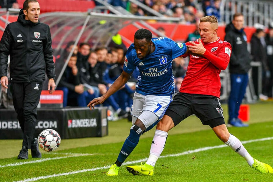 HSV-Rechtsaußen Khaled Narey (l.) tankt sich gegen Ingolstadts Zehner Sonny KIttel durch.