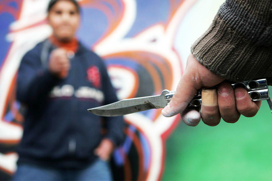 Der 31-Jährige war auf dem Heimweg, als er urplötzlich von zwei Männern angegriffen wurde. (Symbolbild)