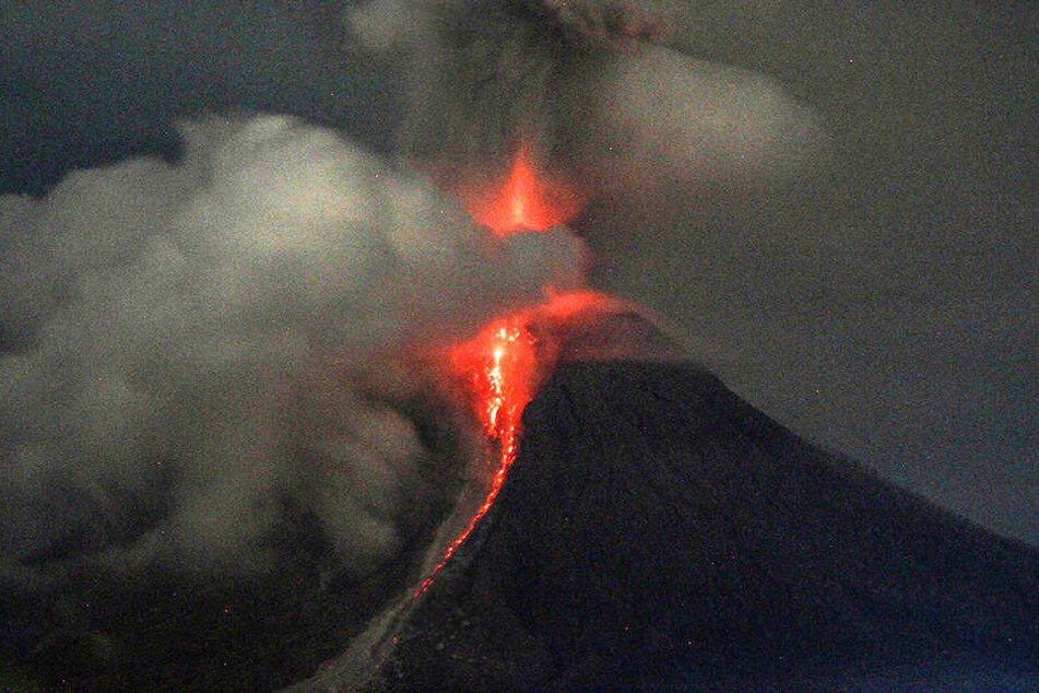 Mehr als zwei Kilometer hoch spuckte ein indonesischer Vulkan Feuer.