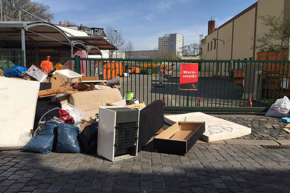 Vor den Toren des Wertstoffhofs in der Körnerstraße türmt sich der Müll.