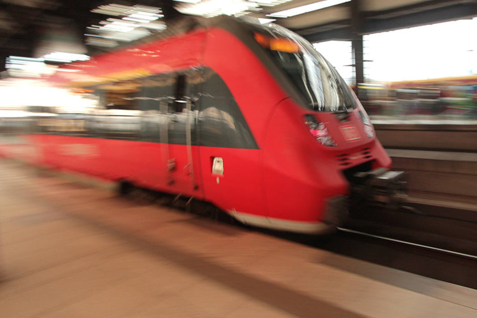 Ein 27-Jähriger wurde von einer Regionalbahn (Symbolbild) überrollt und wie durch ein Wunder dabei nicht verletzt.