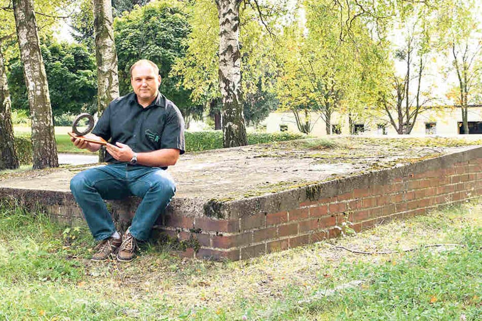 Militärhistoriker
Danilo
Baumgarten
(36) mit einem
alten Panzerrohrteil
am
verwaisten
Sockel in
Löbau.