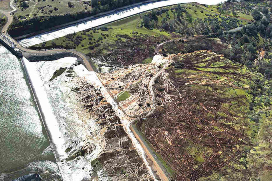 Wegen des möglichen Bruchs des Oroville-Stausees hat die Polizei rund 188.000 Anwohner aufgefordert, sich in Sicherheit zu bringen.
