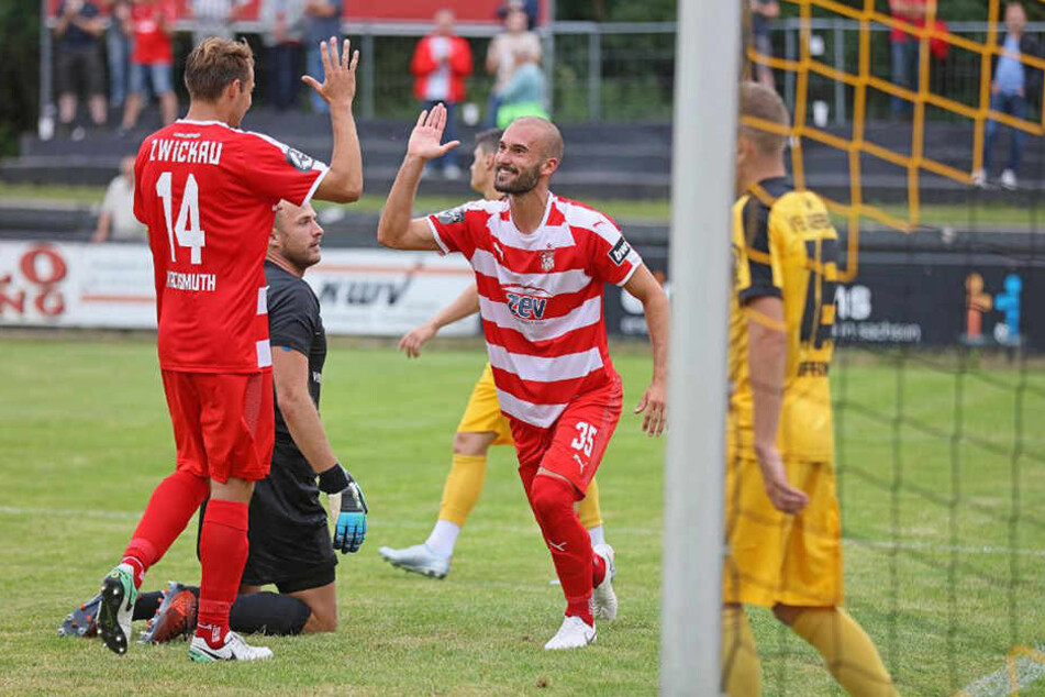 Nico Antonitsch (r.) bejubelt mit Toni Wachmuth seinen Treffer zum 2:0 gegen den VfB Auerbach.