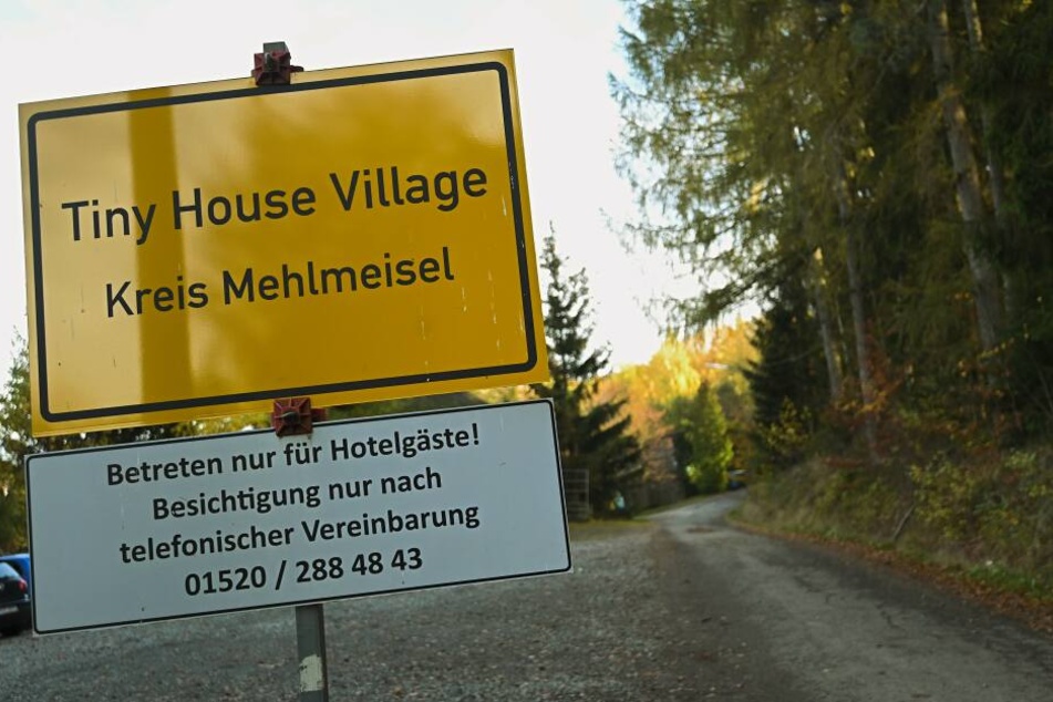 Das "Ortsschild" des Tiny House Village ist an der Einfahrt zum Village zu sehen.