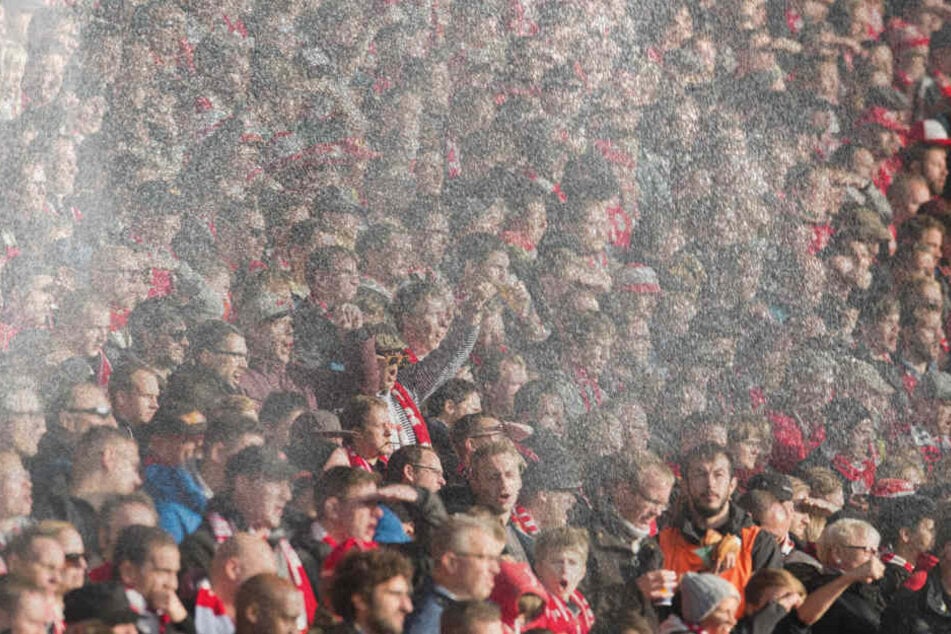 Sprühnebel gegen den Hitzekollaps: Fans dürfen sich freuen. (Bildmontage)