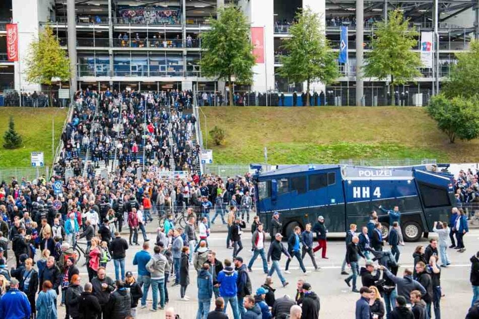 HSV-Fans verlassen das Volksparkstadion in Hamburg. (Archivbild)