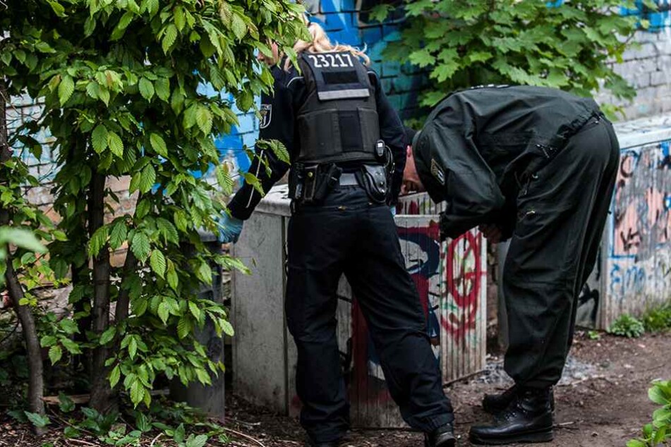 Polizisten suchen im Görlitzer Park in Berlin nach versteckten Drogen (Archivbild).