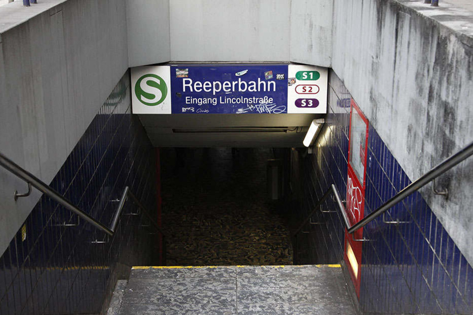 An der S-Bahn-Haltestelle Reeperbahn schubste ein 16-jähriger eine Frau ins Gleisbett.