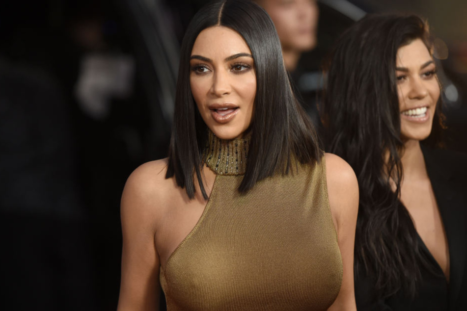 Kim Kardashian West (l) und Schwester Kourtney Kardashian.