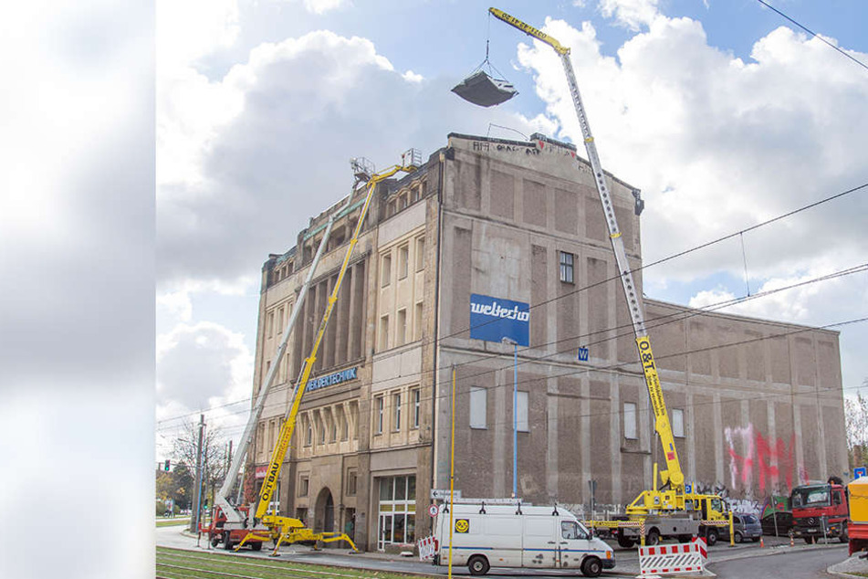 Das vom Sturm zerstörte Dach auf dem Weltecho wird repariert.