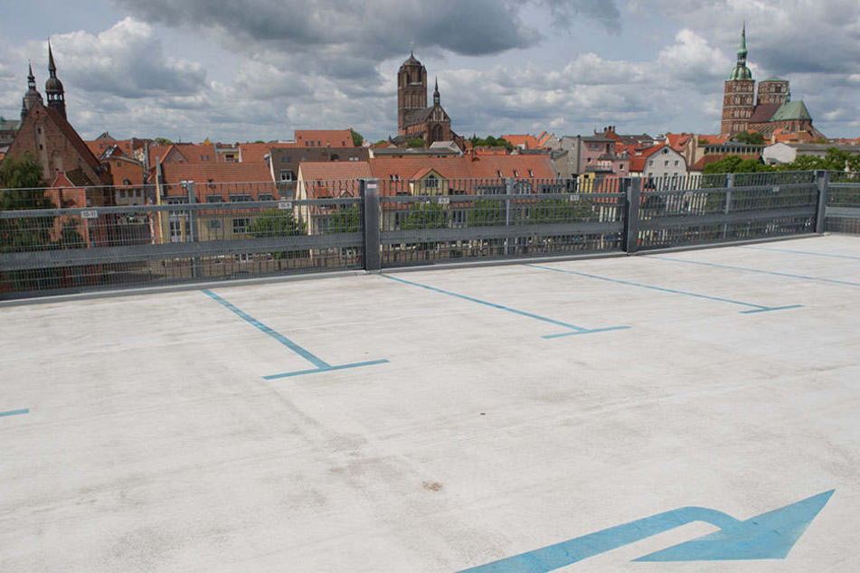 Vor einem Parkhaus in Stralsund wurde eine verkohlte Leiche gefunden. (Symbolbild)