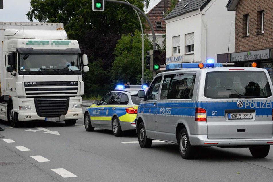 Die Polizei leitete den Verkehr einspurig an der Unfallstelle vorbei.
