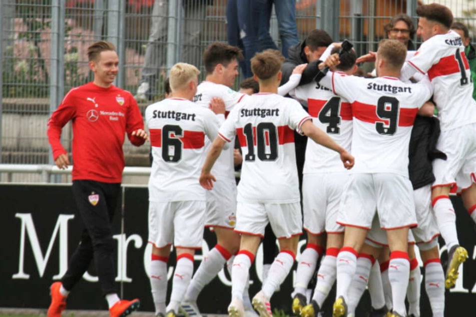 Die Junioren des VfB Stuttgart feiern die Meisterschaft in der Bundesliga Süd/Südwest.