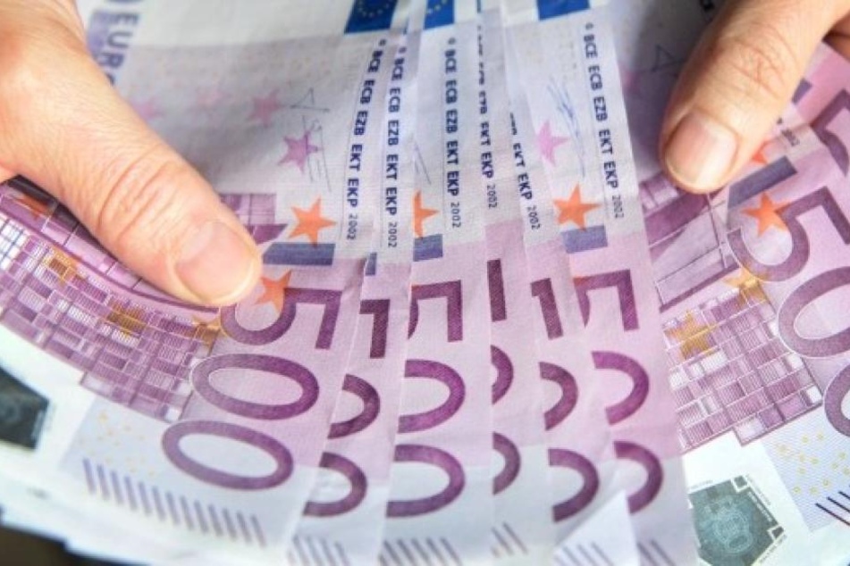 Solche ehrlichen Finder gibt es heutzutage wohl kaum noch. Die Frau brachte 26.000 Euro zur Polizei, anstatt sie selbst zu behalten.