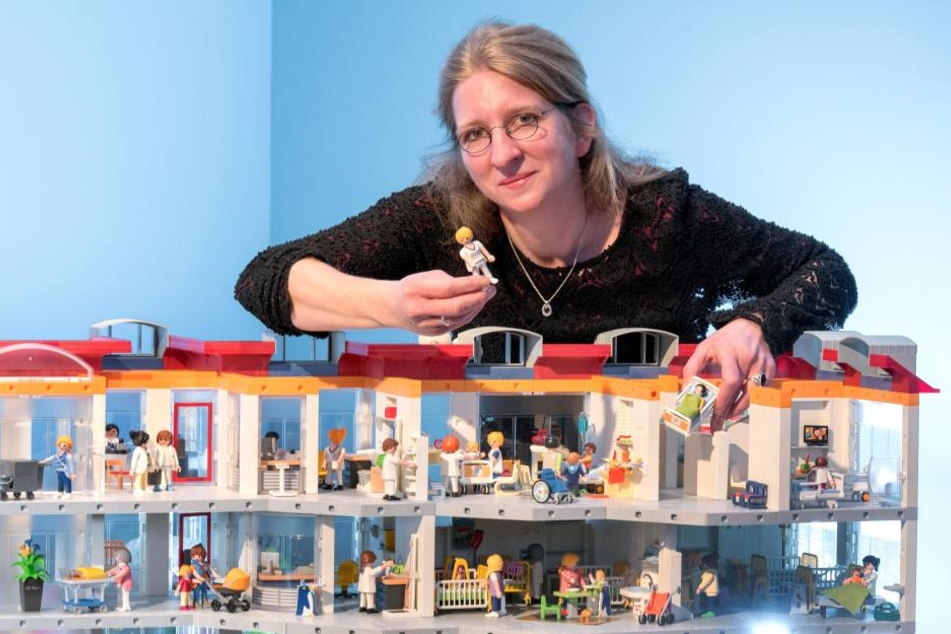 Elise Osterhoff (40) ist Kinderkrankenschwester und Playmobil-Liebhaberin. Sie baut die Ausstellung mit auf.
