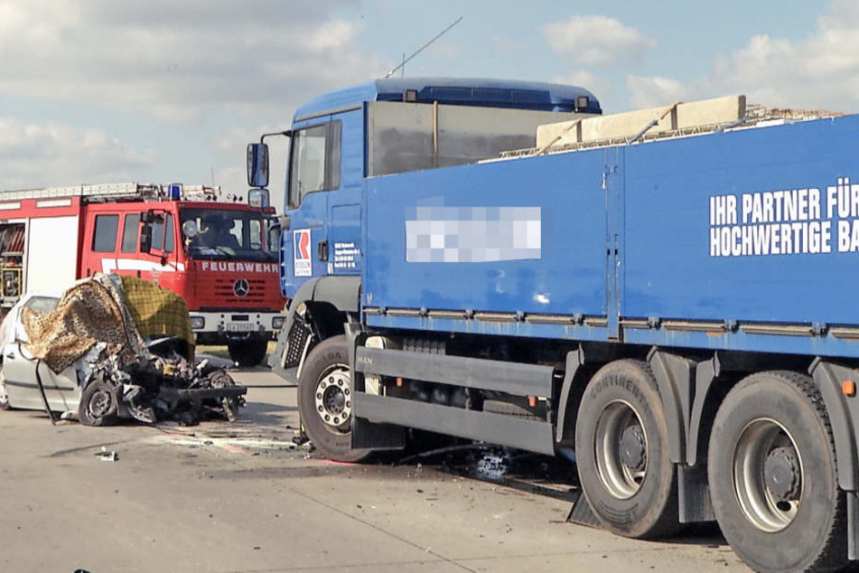 Bei einem Unfall auf dem Autobahnzubringer zur A38 bei Leipzig ist am Dienstag ein Ehepaar ums Leben gekommen.