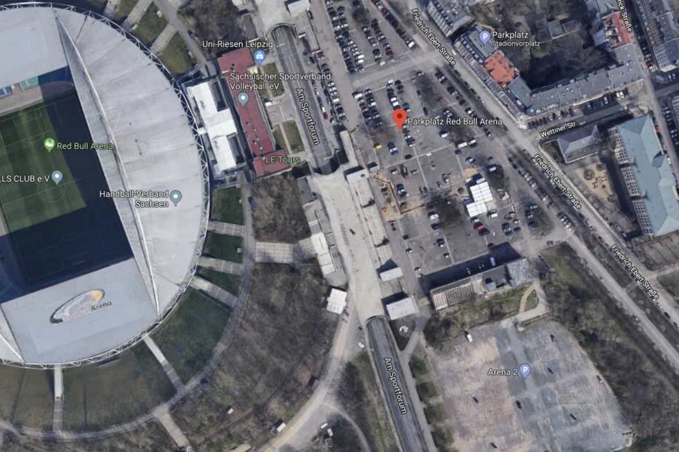Auf dem Parkplatz der Red Bull Arena, am ehemaligen Schwimmstadion, wurden Rico und Sandro angegriffen.