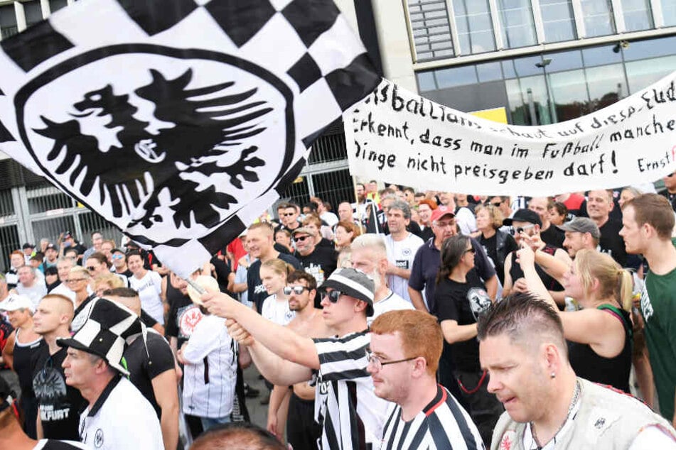 Die demonstrierenden Eintracht-Fans versammelten sich vor der Commerzbank-Arena.