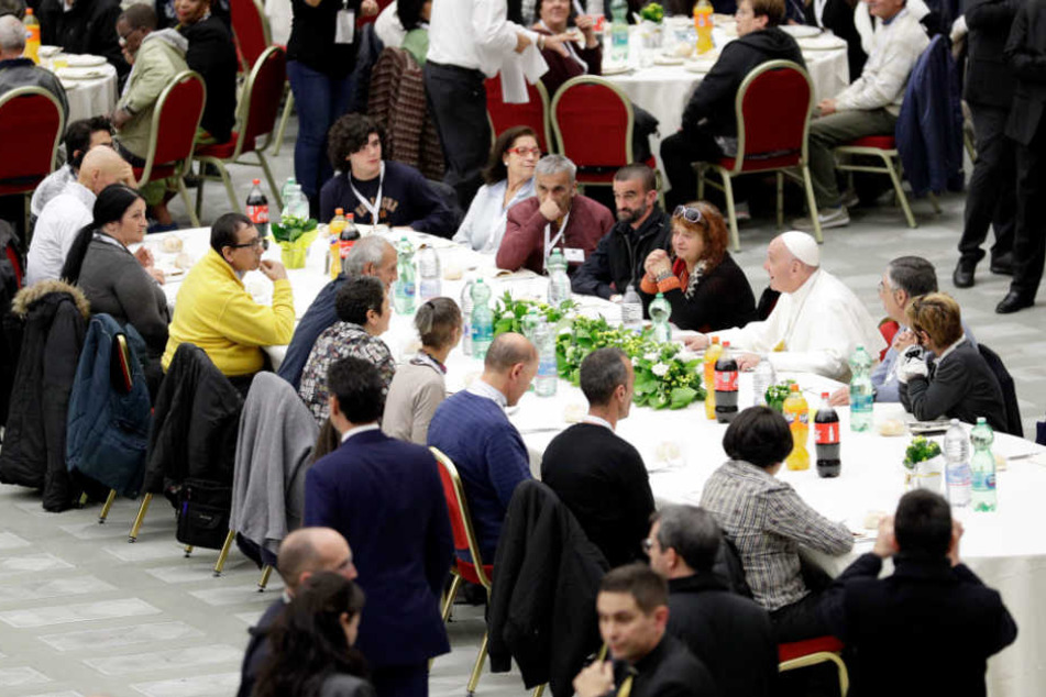 Im Anschluss an die Messe am Sonntag speiste Papst Franziskus mit 1.500 Armen zu Mittag.