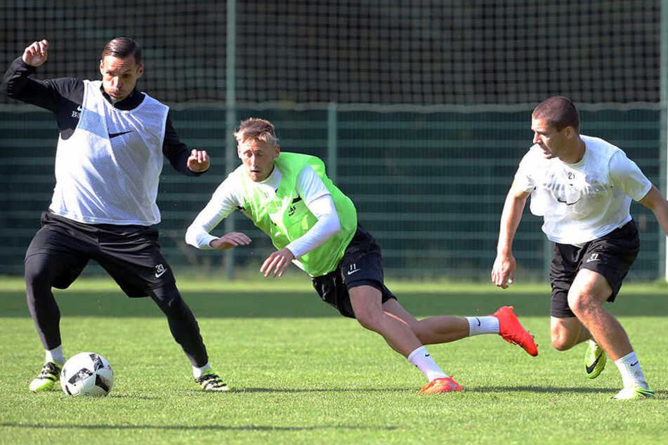 Björn Kluft (M.) im Training gegen Christian Tiffert (l.) und Adam Susac.