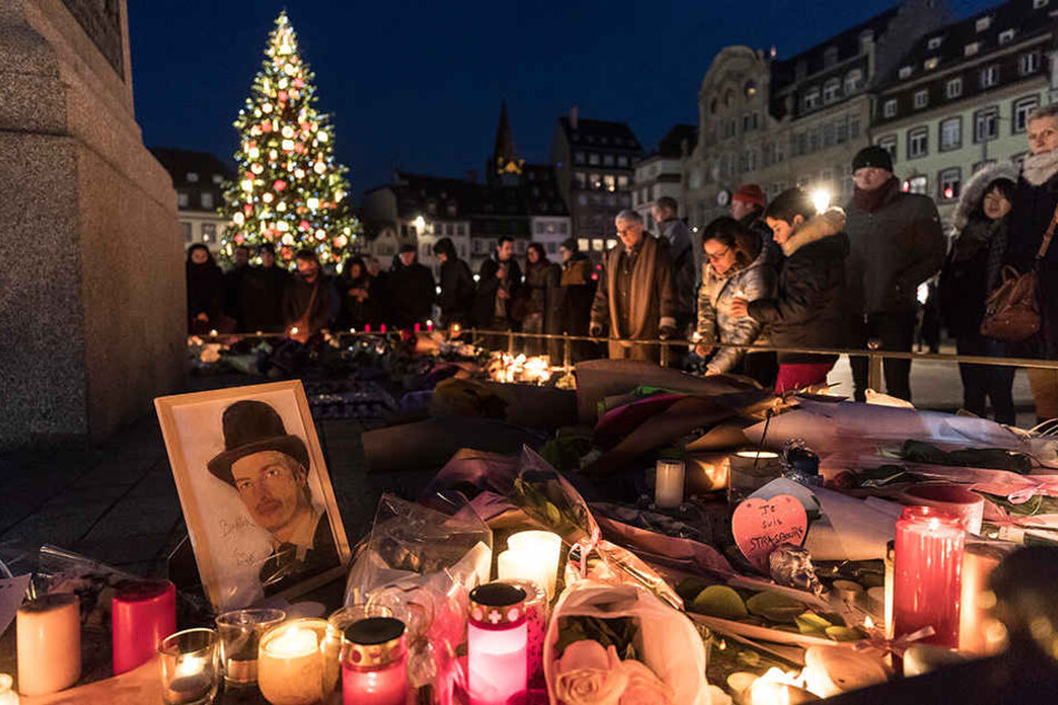 Trauernde stellen Kerzen auf, um den Opfern des Anschlags auf dem Weihnachtsmarkt zu gedenken.