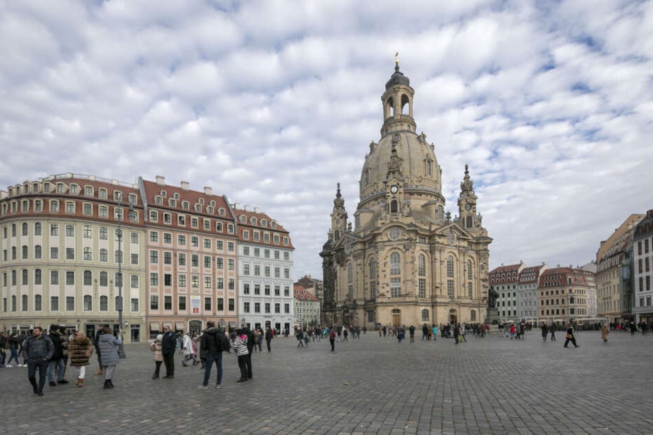 Besucher am Neumarkt vor der Frauenkirche.