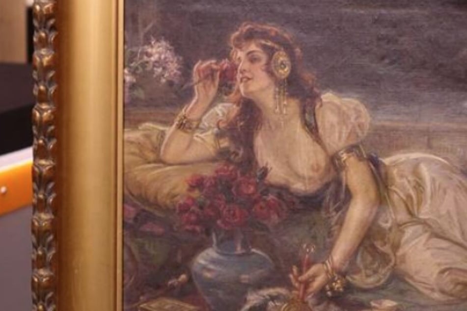 Die Frau auf dem Ölgemälde sorgt mit ihrer freizügigen Kleidung für Aufsehen.