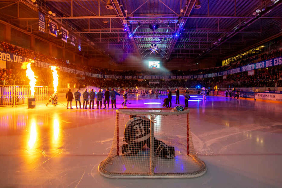 Die Eislöwen-Fans hatten sich eine super Geburtstags-Choreo einfallen lassen - mit einem blau-weißen Spruchband an den Traversen, das fast ums ganz Oval reichte.