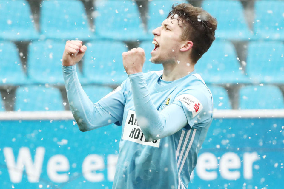 Himmelblaues Wintermärchen: Tom Baumgart freut sich im Schneetreiben über sein Siegtor im Derby gegen Jena.