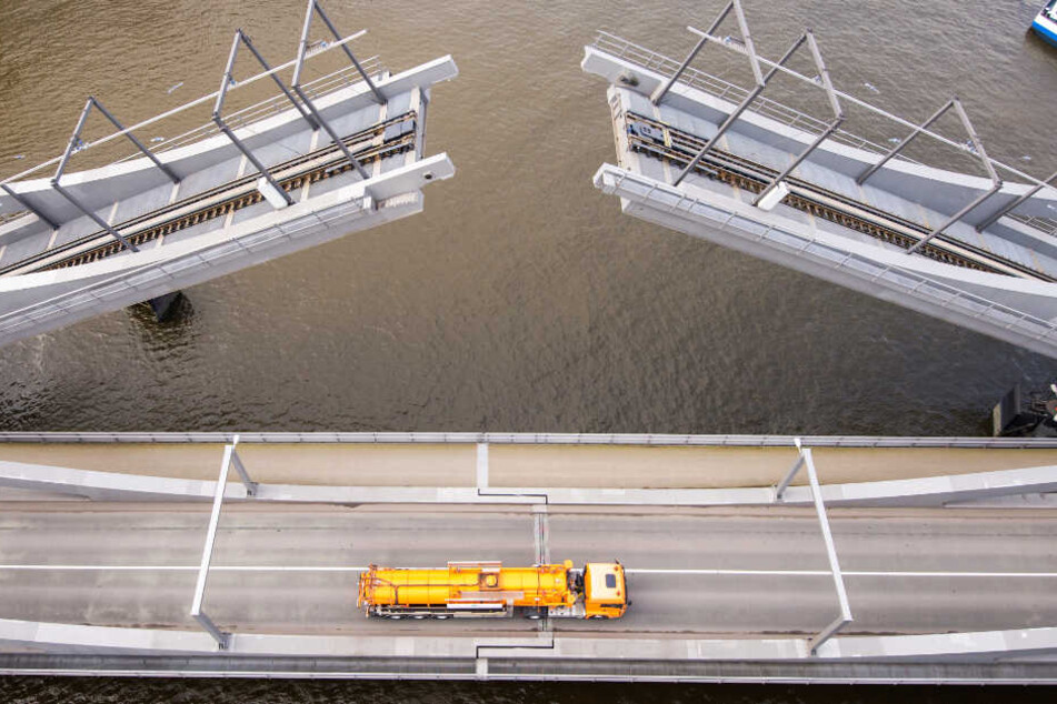 Die Retheklappbrücke ist die größte ihrer Art in Europa.