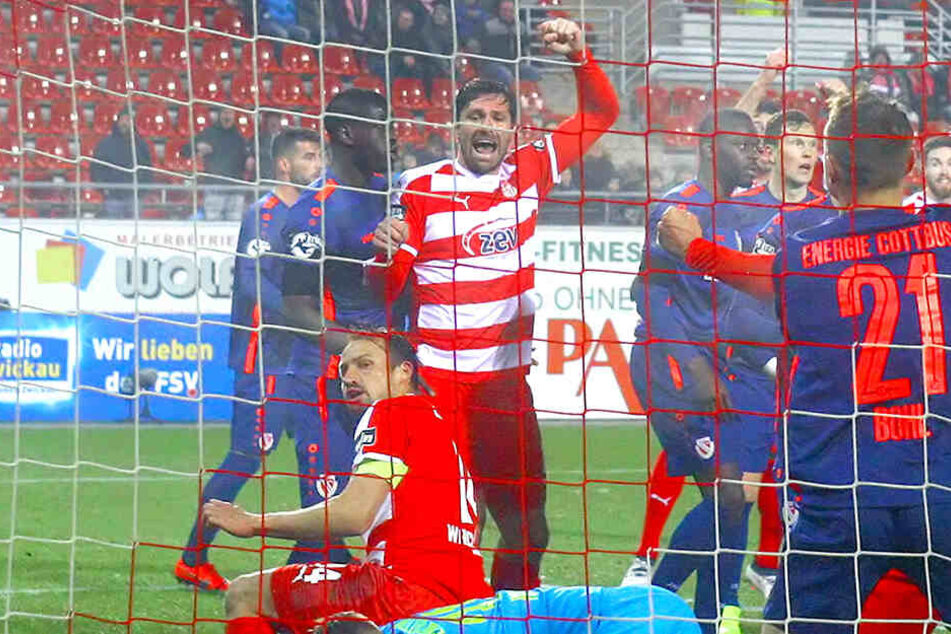 Ronny König (M.) reißt die Faust in die Luft, bejubelt den Treffer von Toni Wachsmuth zum zwischenzeitlichen 1:0 gegen Energie Cottbus. Hat König auf heute nach dem Duell mit dem SV Wehen Wiesbaden Grund zur Freude?