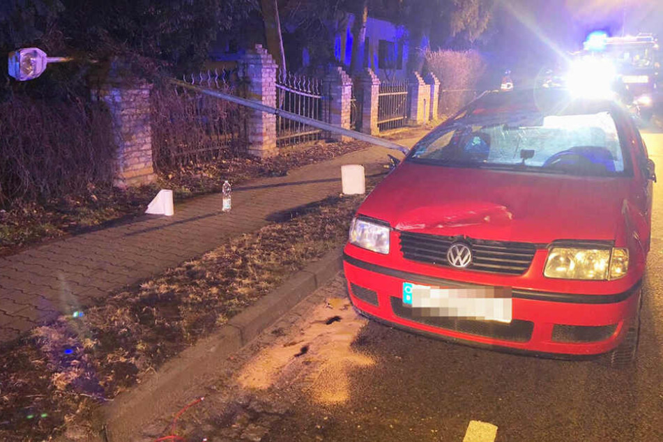 Der rote VW Polo musste von der Feuerwehr wieder aufgestellt werden.