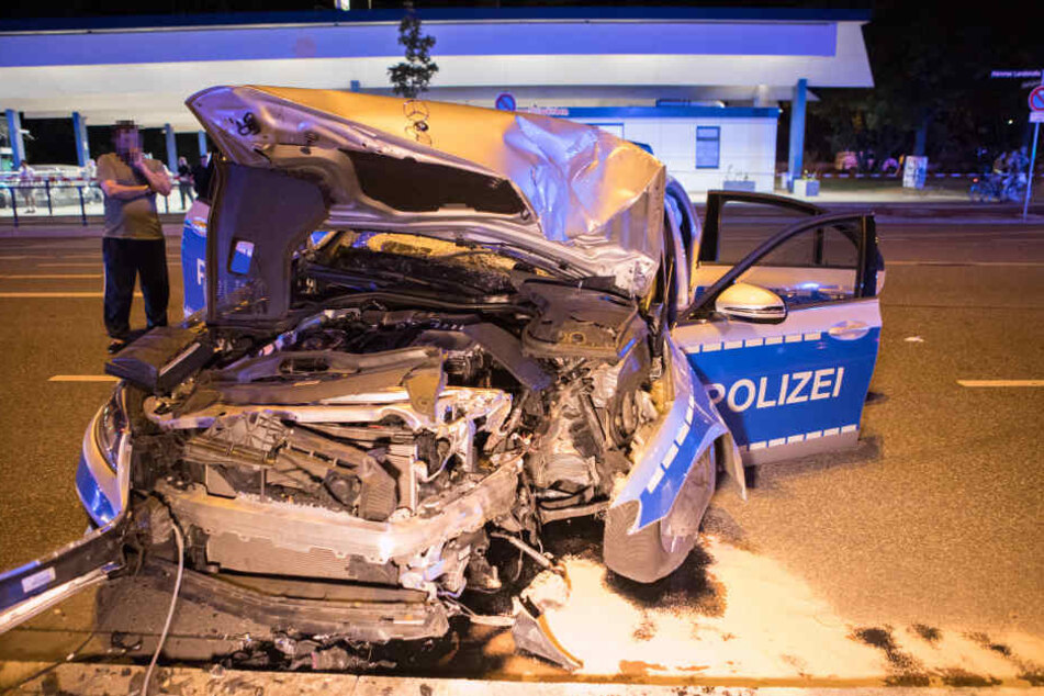 Der Streifenwagen hat einen Totalschaden.