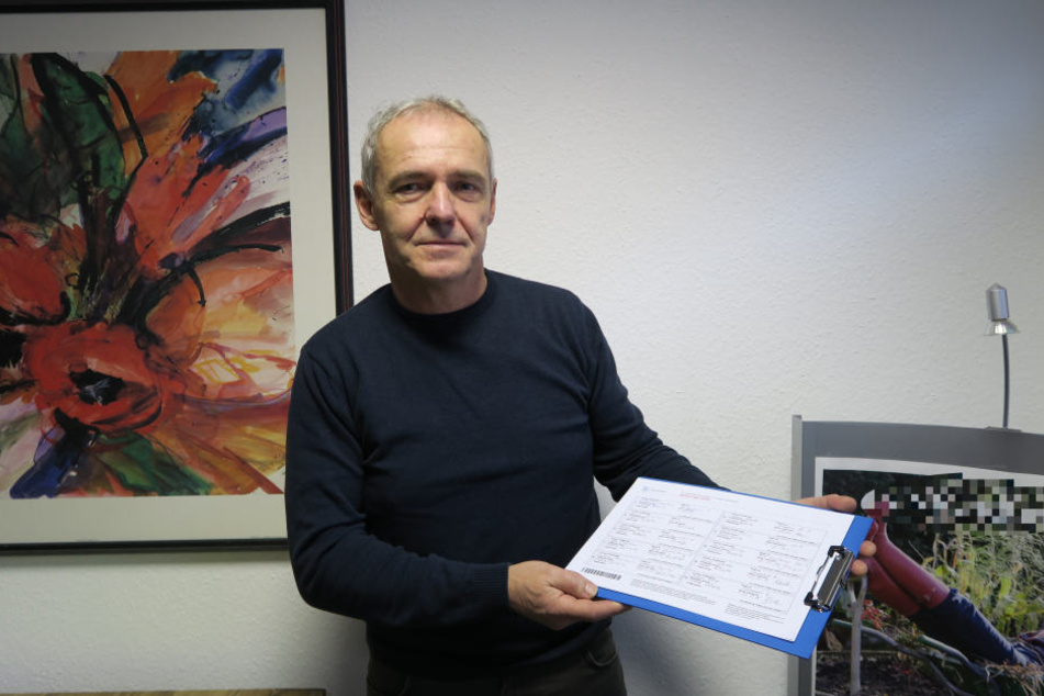 Gunther Winkler von der Bürgerinitiative Böhlitz präsentiert die bisherigen Unterschriften der Petition.